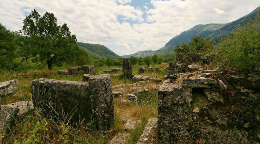 Sanctuaire de Dodone où se trouve l'un des oracles grecs les plus connus, celui de Zeus. Crédit de l'image : C. Rozay du blog voyagevirtuel.co.uk